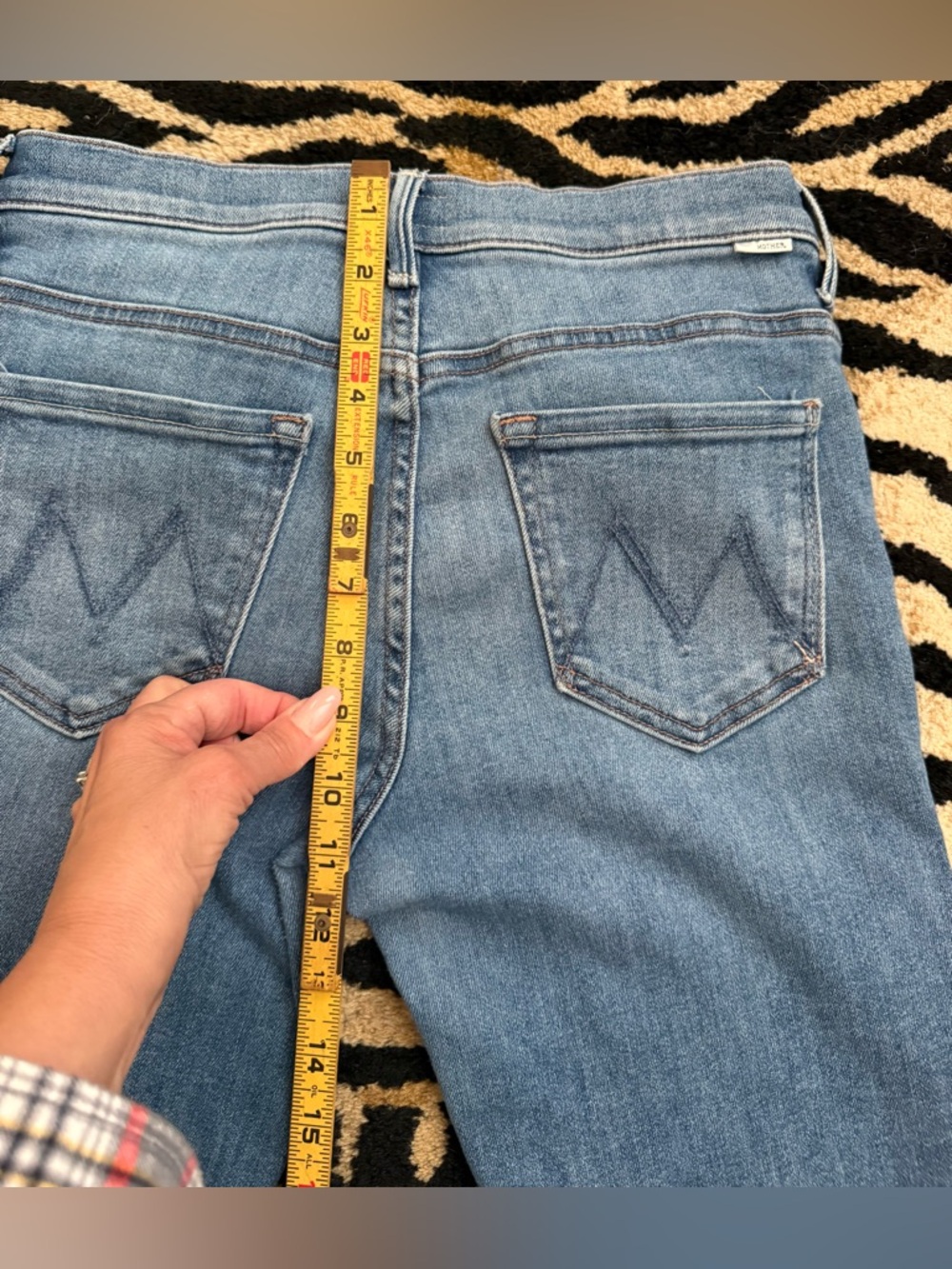Mother The Weekender Fray Mid Rise Flare Jeans in A Groovy Kind of Love Size 28 - Picture 11 of 13